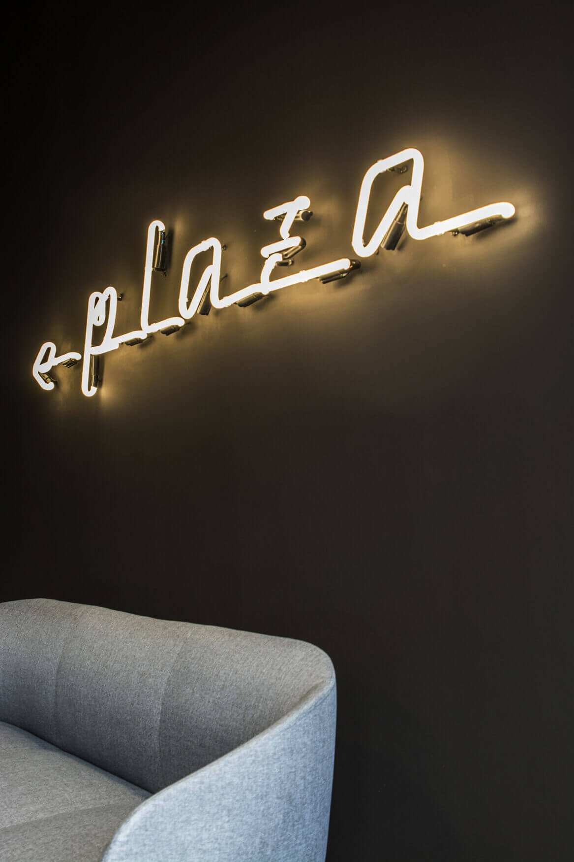 Neon-Plaza-Innenräume-Neon im Büro-Neon im Haus-Neon über der Couch-Neon an der Wand-Neon-Plaza-Neon im Büro-Neon direkt an der Wand